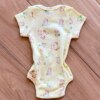 fernandaramoskids com br Body Infantil Feminino Manga Curta Suedine Estampa Patinhos Amarelo3