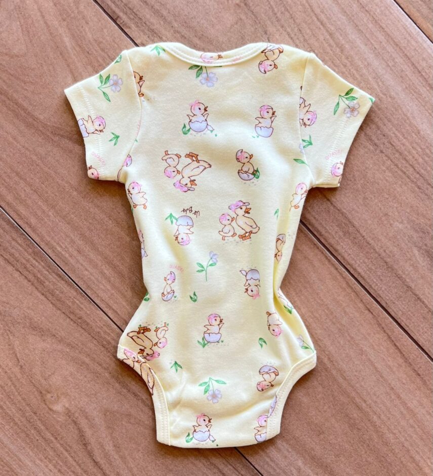 fernandaramoskids com br Body Infantil Feminino Manga Curta Suedine Estampa Patinhos Amarelo3