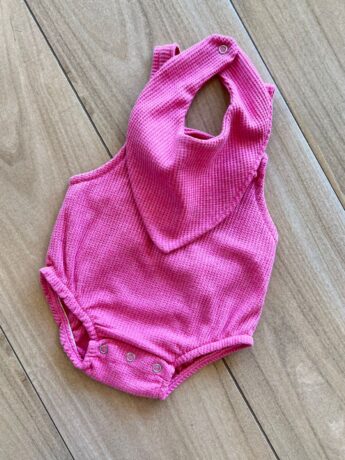 fernandaramoskids com br Body Infantil Feminino Romper e Babador em Favo Pink1