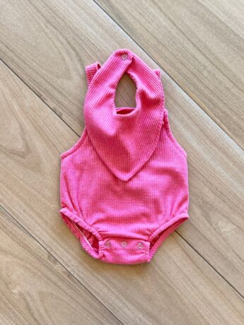 Body Infantil Feminino Romper e Babador em Favo Pink Fernanda Ramos Kids