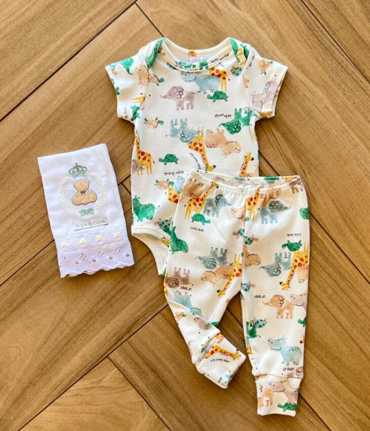 fernandaramoskids com br Calça Masculina Infantil em Suedine Estampa Animal Off White1