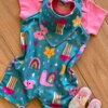 fernandaramoskids com br Conjunto Infantil Feminino 3 Peças Body Rosa e Jardineira e Babador 1