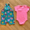 fernandaramoskids com br Conjunto Infantil Feminino 3 Peças Body Rosa e Jardineira e Babador 2
