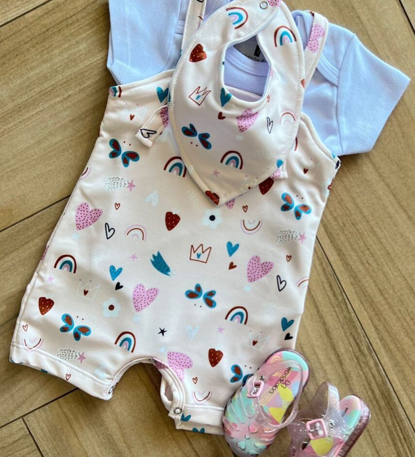 fernandaramoskids com br Conjunto Infantil Feminino Body Branco e Jardineira Estampada Alegre 1