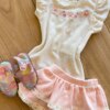 fernandaramoskids com br Conjunto Infantil Feminino Body com Flor e Saia Rosa1