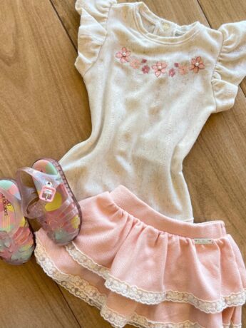 fernandaramoskids com br Conjunto Infantil Feminino Body com Flor e Saia Rosa1