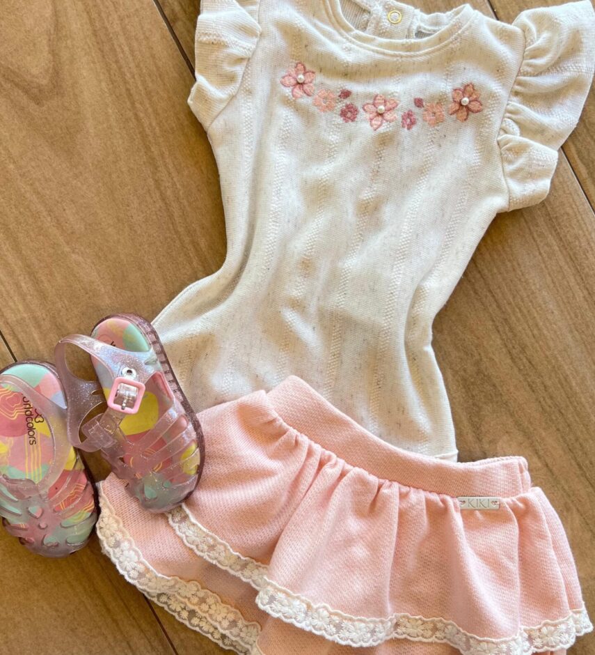 fernandaramoskids com br Conjunto Infantil Feminino Body com Flor e Saia Rosa1
