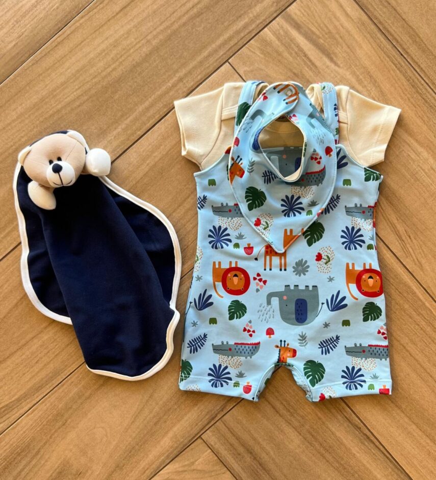Conjunto Infantil Masculino Body Babador e Jardineira Estampada Azul Fernanda Ramos Kids