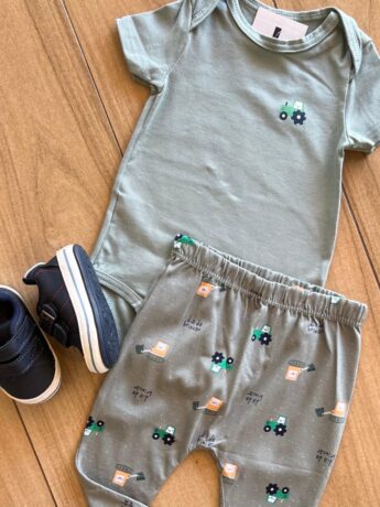 fernandaramoskids com br Conjunto Infantil Masculino Body e Calça Estampa Tratorzinho 1
