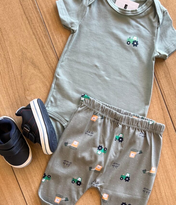 fernandaramoskids com br Conjunto Infantil Masculino Body e Calça Estampa Tratorzinho 1