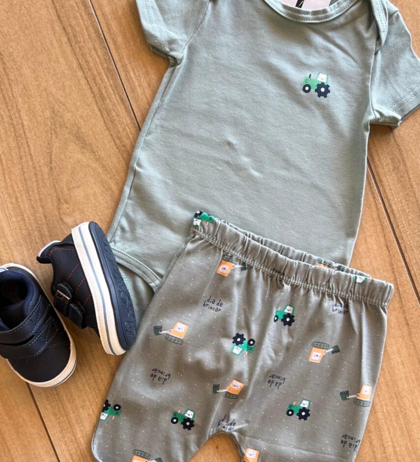fernandaramoskids com br Conjunto Infantil Masculino Body e Calça Estampa Tratorzinho 1