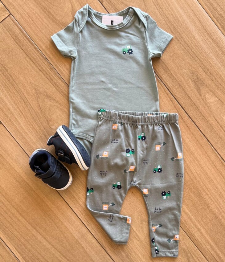 Conjunto Infantil Masculino Body e Calça Estampa Tratorzinho Fernanda Ramos Kids