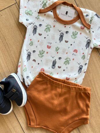 fernandaramoskids com br Conjunto Infantil Masculino Body Estampado e Short Caramelo1