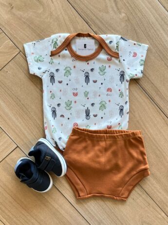 Conjunto Infantil Masculino Body Estampado e Short Caramelo Fernanda Ramos Kids