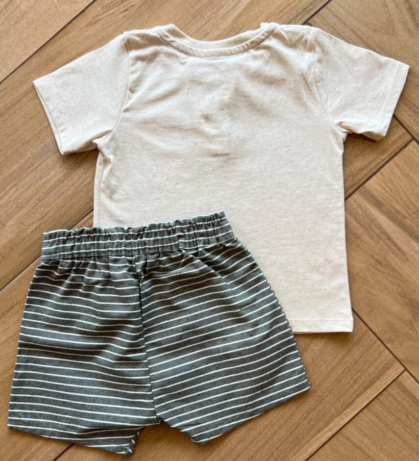 fernandaramoskids com br Conjunto Infantil Masculino Camiseta Bege Bermuda Listrada 2