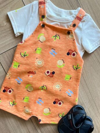 fernandaramoskids com br Conjunto Infantil Masculino Camiseta Bege e Jardineira Estampada Laranja 1