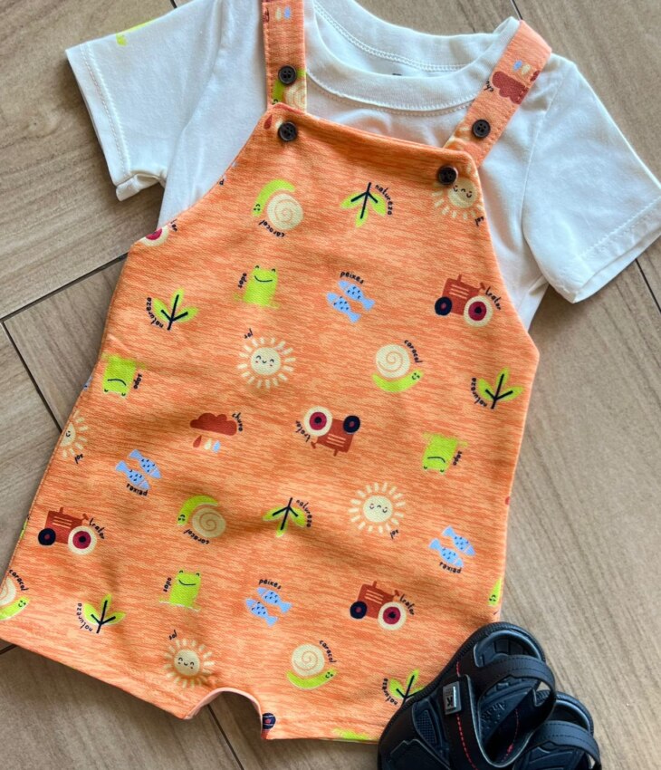 fernandaramoskids com br Conjunto Infantil Masculino Camiseta Bege e Jardineira Estampada Laranja 1