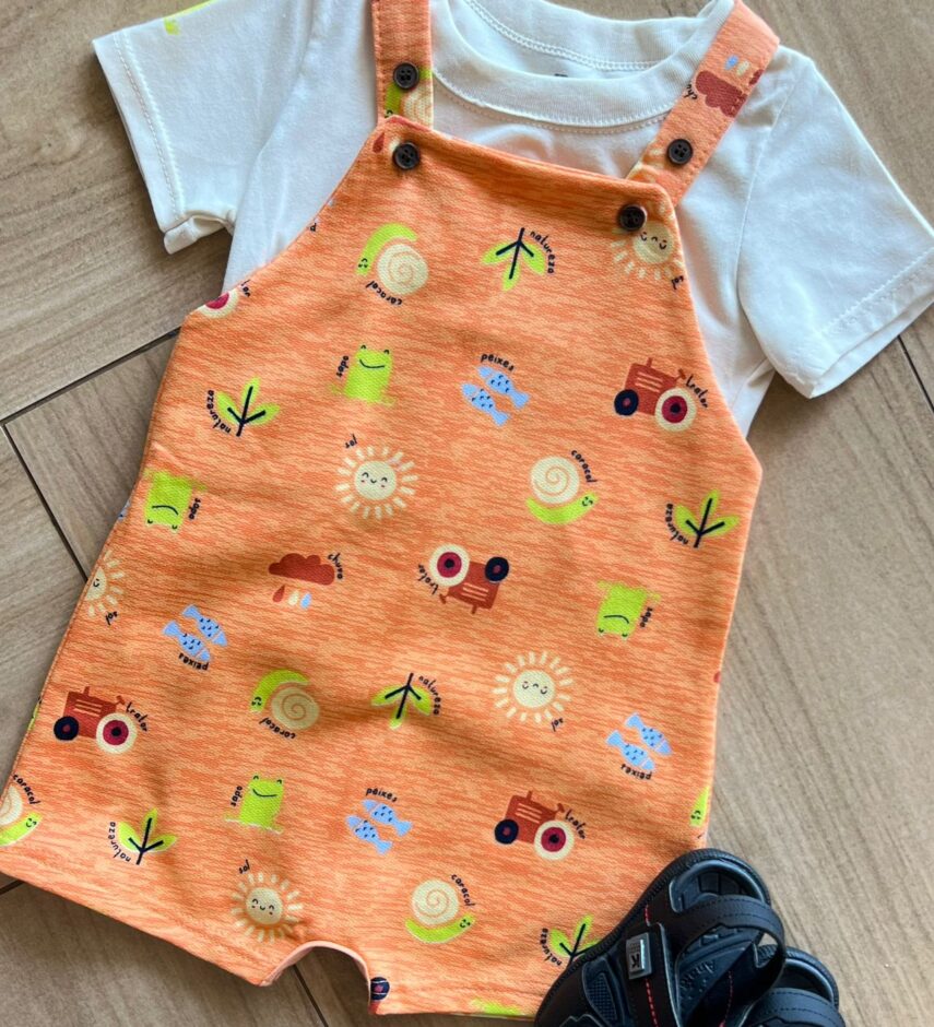 fernandaramoskids com br Conjunto Infantil Masculino Camiseta Bege e Jardineira Estampada Laranja 1