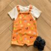 Conjunto Infantil Masculino Camiseta Bege e Jardineira Estampada Laranja