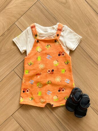 Conjunto Infantil Masculino Camiseta Bege e Jardineira Estampada Laranja
