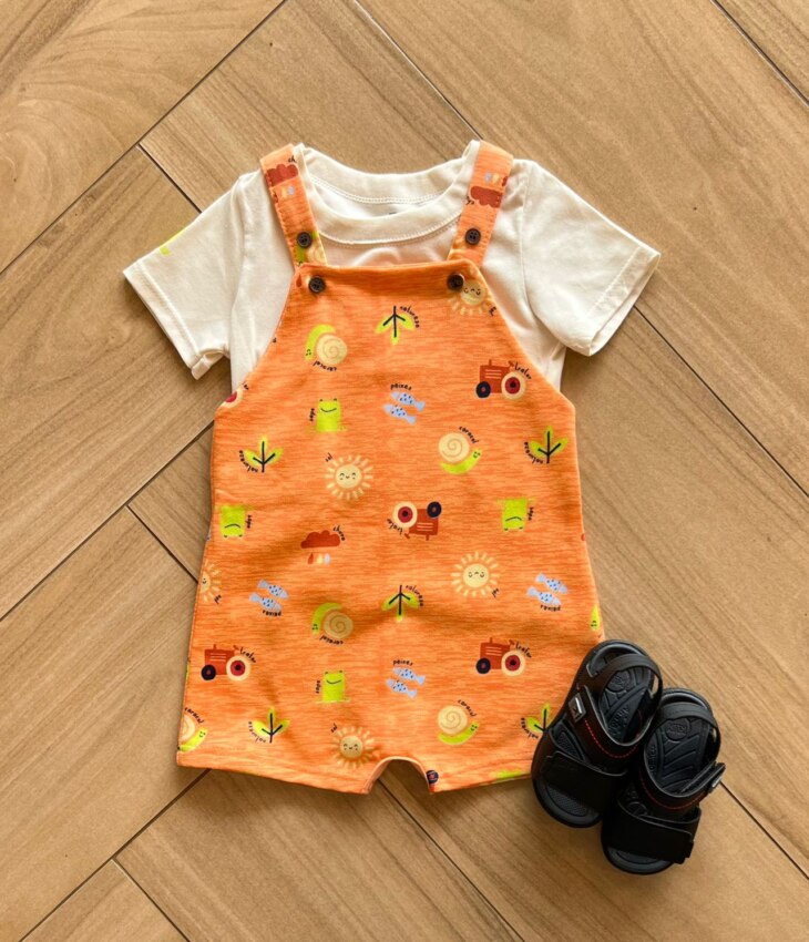 Conjunto Infantil Masculino Camiseta Bege e Jardineira Estampada Laranja