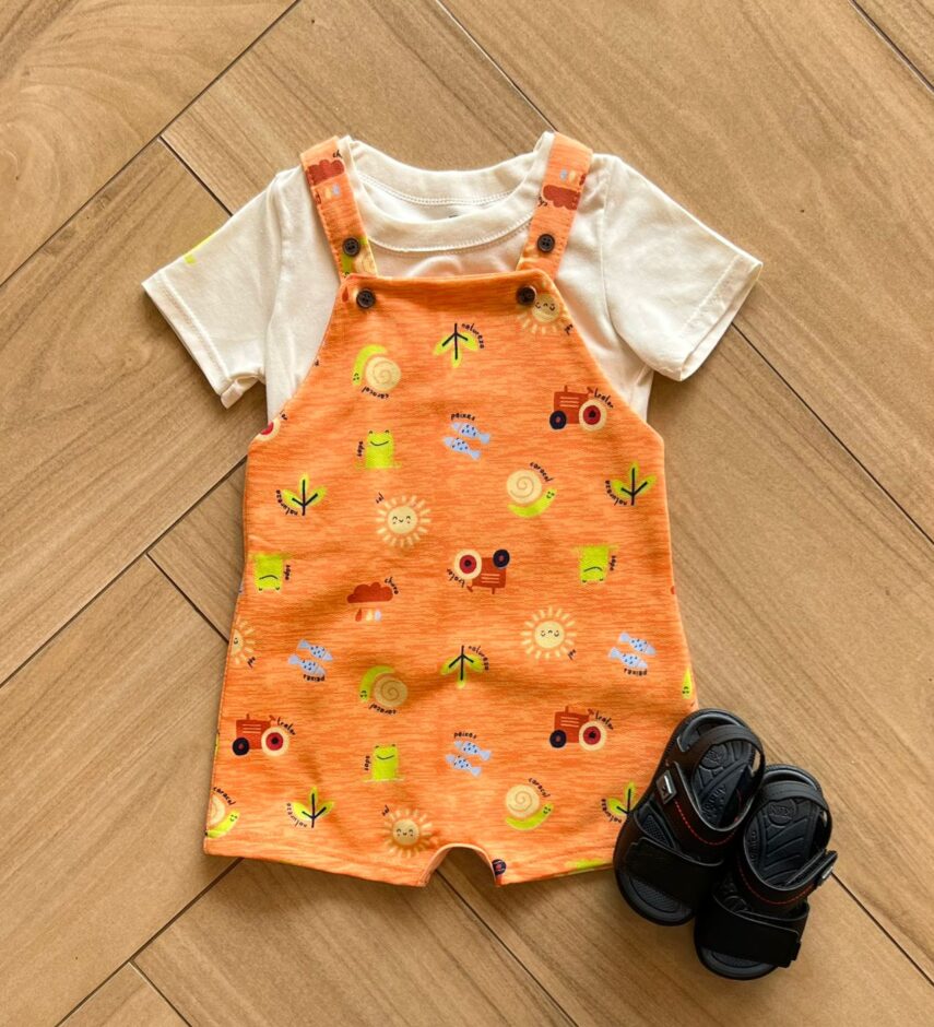 Conjunto Infantil Masculino Camiseta Bege e Jardineira Estampada Laranja