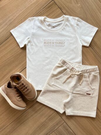 Conjunto Infantil Masculino Camiseta Believe e Bermuda Cru com Bolso Fernanda Ramos Kids