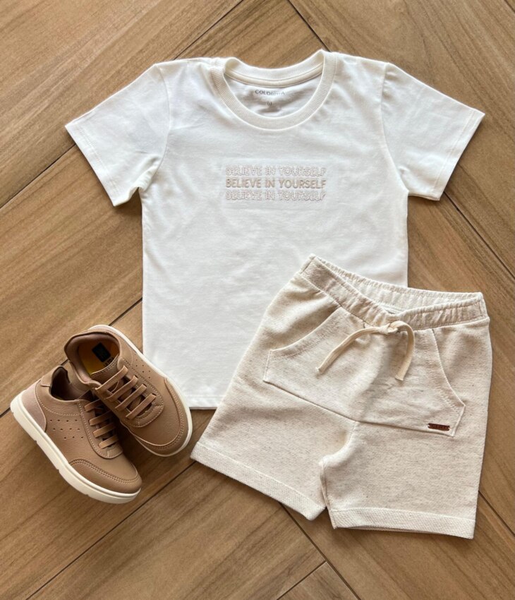 Conjunto Infantil Masculino Camiseta Believe e Bermuda Cru com Bolso Fernanda Ramos Kids