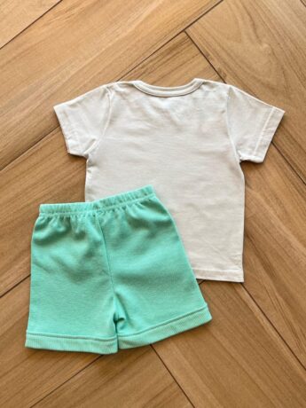 Conjunto Infantil Masculino Camiseta Hi Litle Boy e Bermuda Verde Fernada Ramos Kids