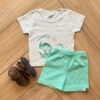 Conjunto Infantil Masculino Camiseta Hi Litle Boy e Bermuda Verde Fernada Ramos Kids