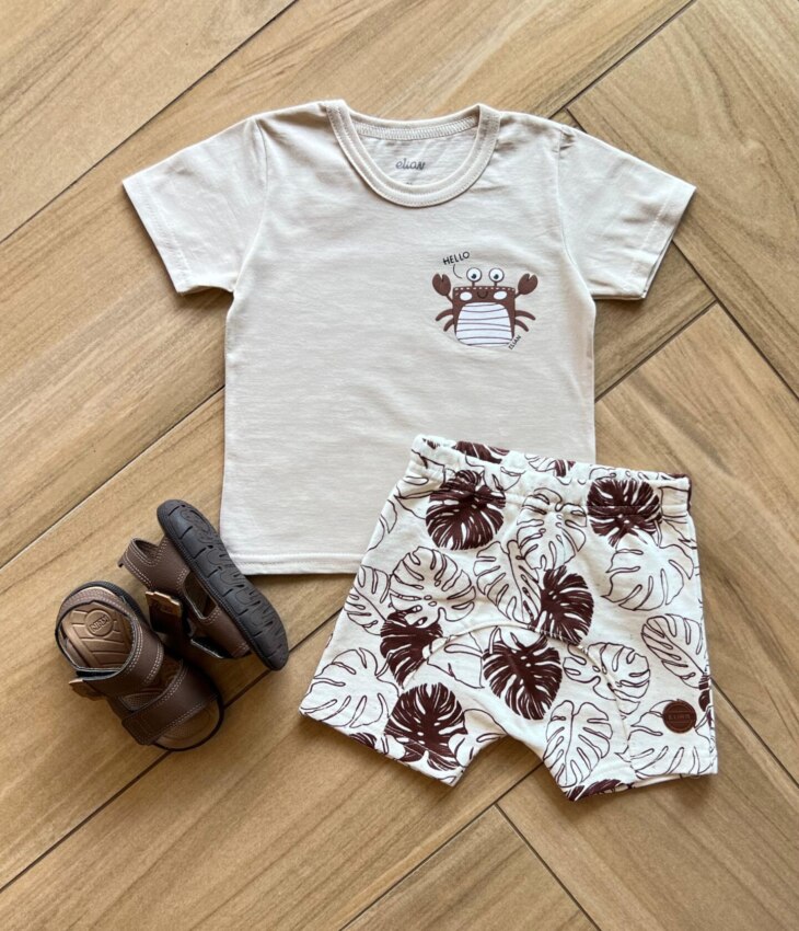 Conjunto Infantil Masculino Camiseta Bege Hello e Bermuda Estampada Fernanda Ramos Kids