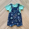 Conjunto Infantil Masculino Camiseta Verde e Jardineira Beep Estampada Fernanda Ramos Kids