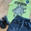 fernandaramoskids com br Conjunto Infantil Masculino Regata Stegosaurus e Bermuda Cinza1
