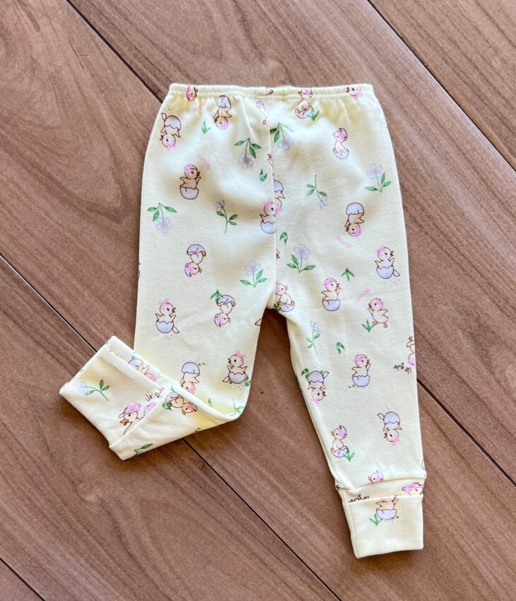 fernandaramoskids com br Calça Infantil Feminina em Suedine Estampa Patinhos Amarela3