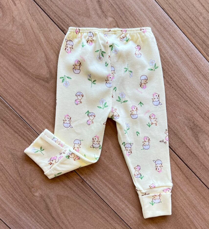 fernandaramoskids com br Calça Infantil Feminina em Suedine Estampa Patinhos Amarela3