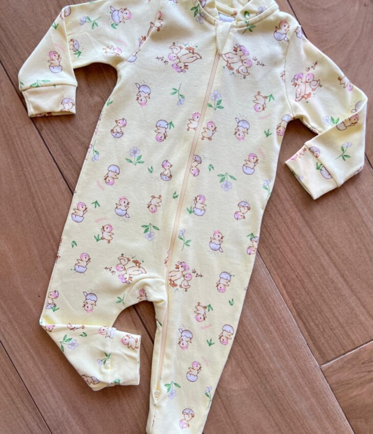fernandaramoskids com br Macacão Infantil Feminino Manga Longa em Suedine Estampado Amarelo1