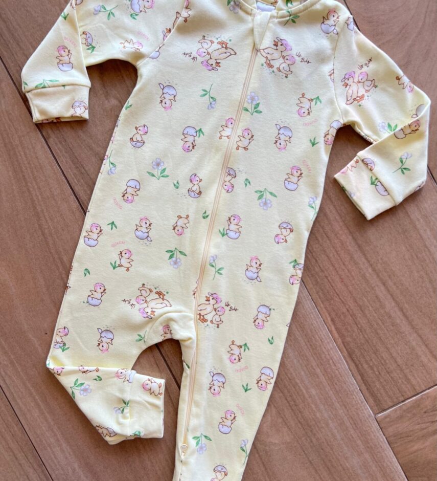fernandaramoskids com br Macacão Infantil Feminino Manga Longa em Suedine Estampado Amarelo1