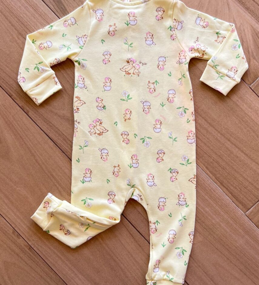 fernandaramoskids com br Macacão Infantil Feminino Manga Longa em Suedine Estampado Amarelo2 (1)