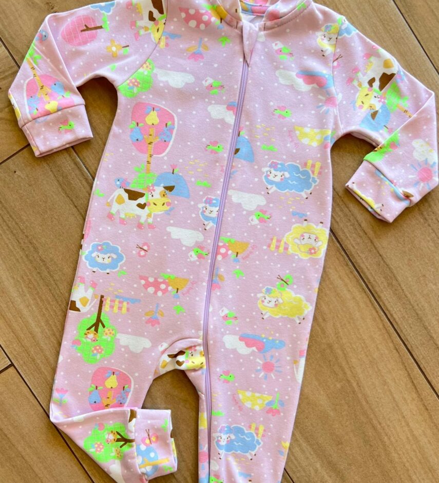 fernandaramoskids com br Macacão Infantil Feminino Manga Longa Estampa Fazendinha Lilás1