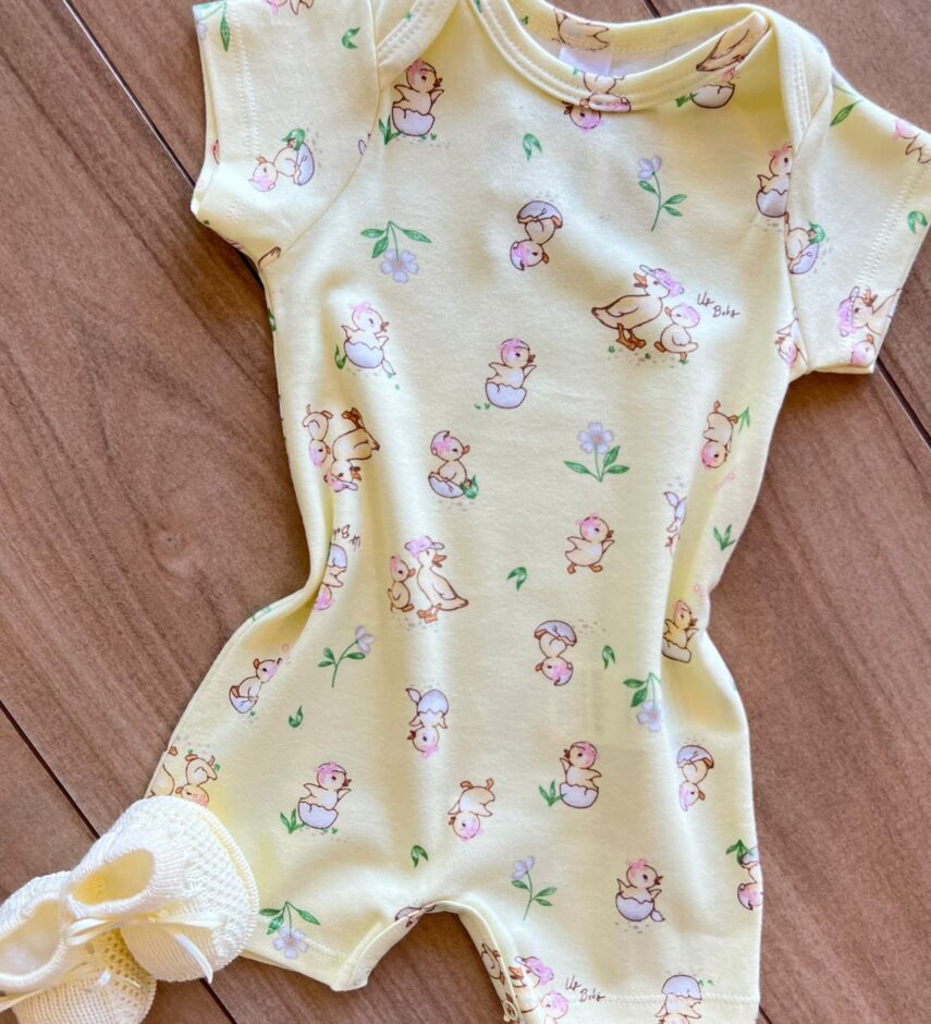 fernandaramoskids com br Macaquinho Infantil Feminino em Suedine Estampa Patinhos Amarelo1