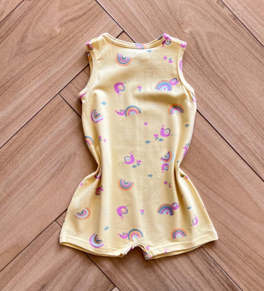 fernandaramoskids com br Macaquinho Infantil Feminino Estamapado Arco Íris Amarelo 2