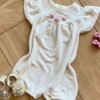 fernandaramoskids com br Macaquinho Infantil Feminino Florzinhas Bordada Off White1