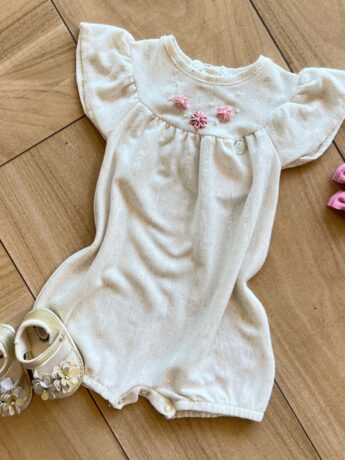 fernandaramoskids com br Macaquinho Infantil Feminino Florzinhas Bordada Off White1
