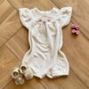 Macaquinho Infantil Feminino Florzinhas Bordada Off White Fernanda Ramos Kids
