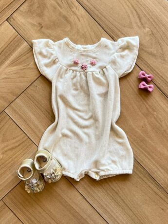 Macaquinho Infantil Feminino Florzinhas Bordada Off White Fernanda Ramos Kids