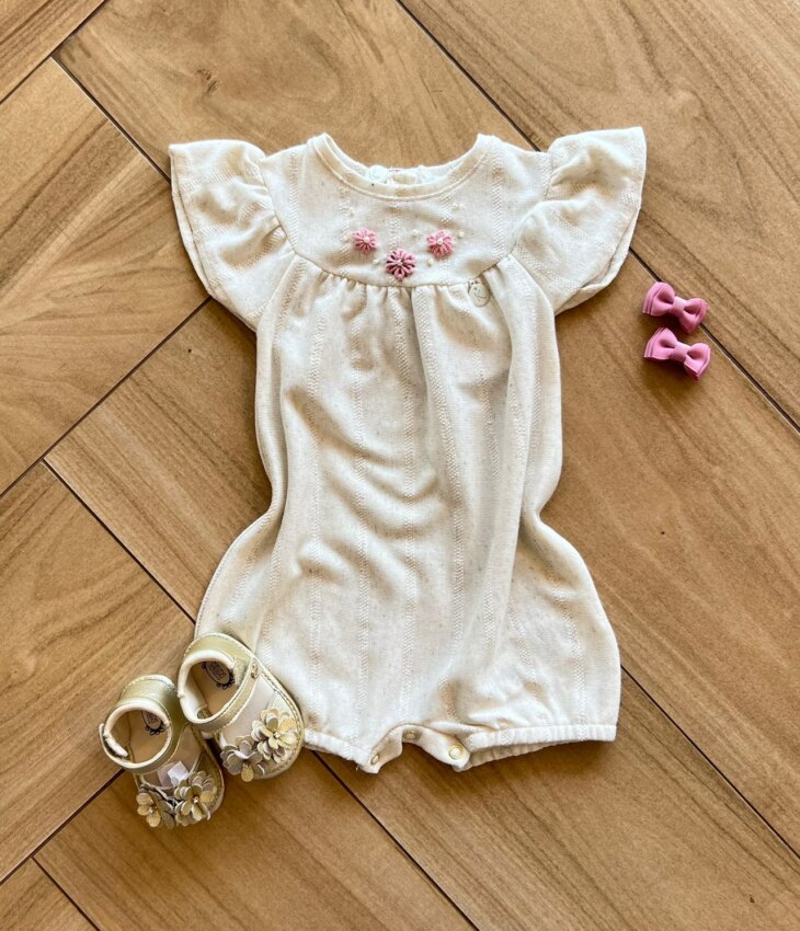 Macaquinho Infantil Feminino Florzinhas Bordada Off White Fernanda Ramos Kids