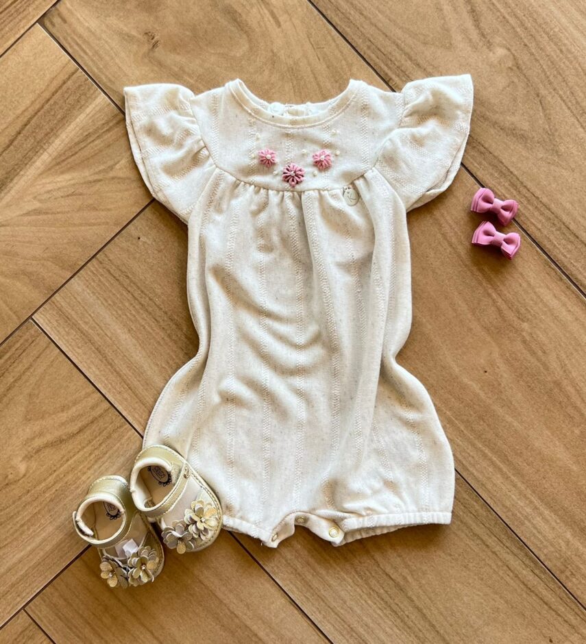 Macaquinho Infantil Feminino Florzinhas Bordada Off White Fernanda Ramos Kids