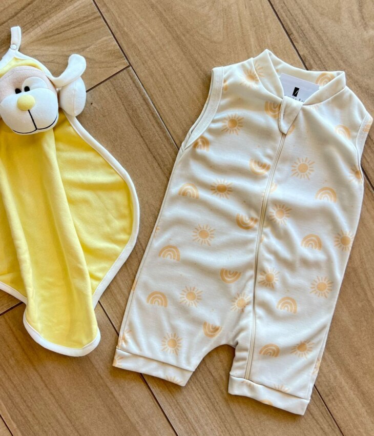 fernandaramoskids com br Macaquinho Infantil Masculino em Suedine Estampa Sol Bege1