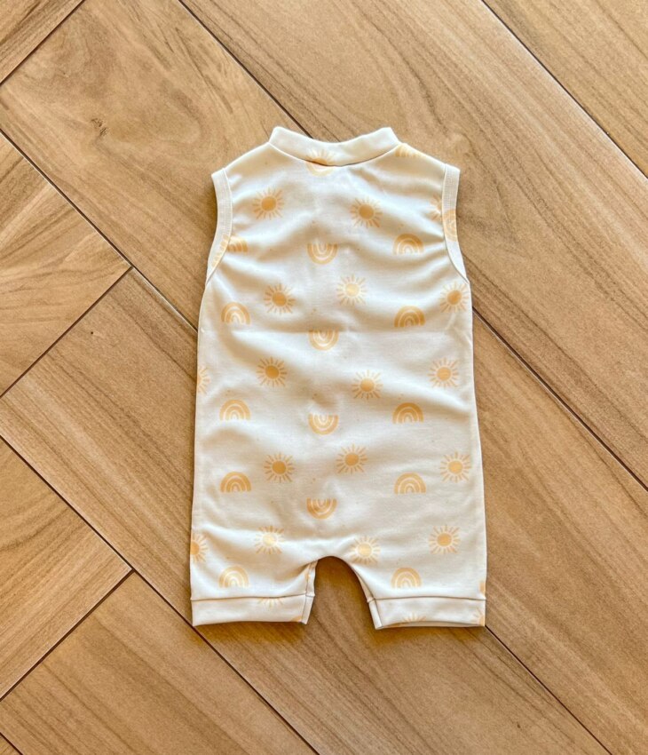 fernandaramoskids com br Macaquinho Infantil Masculino em Suedine Estampa Sol Bege2