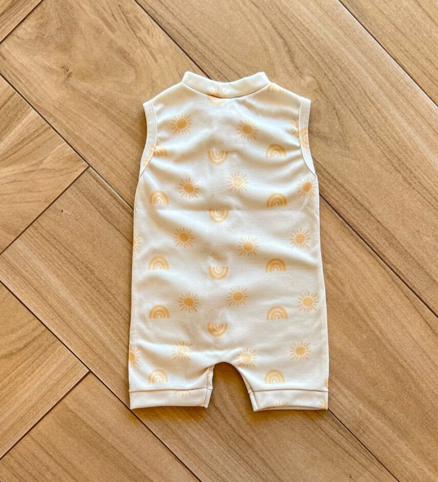 fernandaramoskids com br Macaquinho Infantil Masculino em Suedine Estampa Sol Bege2